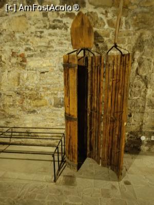 [P38] Cetatea Hotin, Castelul, Palatul Comandantului, Sala de Tortură, „Fecioara de Fier” unul dintre cele mai infame instrumente de tortură din Evul Mediu » foto by mprofeanu
 - 
<span class="allrVoted glyphicon glyphicon-heart hidden" id="av1498270"></span>
<a class="m-l-10 hidden" id="sv1498270" onclick="voting_Foto_DelVot(,1498270,22455)" role="button">șterge vot <span class="glyphicon glyphicon-remove"></span></a>
<a id="v91498270" class=" c-red"  onclick="voting_Foto_SetVot(1498270)" role="button"><span class="glyphicon glyphicon-heart-empty"></span> <b>LIKE</b> = Votează poza</a> <img class="hidden"  id="f1498270W9" src="/imagini/loader.gif" border="0" /><span class="AjErrMes hidden" id="e1498270ErM"></span>