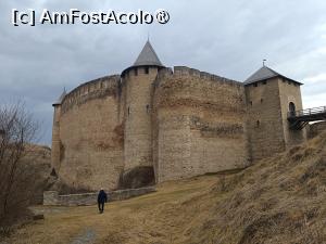 [P58] Cetatea Hotin, Castelul cu Zidul și Lacrimile Oksanei dintre Turnurile de Sud și de Sud-Vest văzute de pe potecă și un turist curios... » foto by mprofeanu
 - 
<span class="allrVoted glyphicon glyphicon-heart hidden" id="av1498290"></span>
<a class="m-l-10 hidden" id="sv1498290" onclick="voting_Foto_DelVot(,1498290,22455)" role="button">șterge vot <span class="glyphicon glyphicon-remove"></span></a>
<a id="v91498290" class=" c-red"  onclick="voting_Foto_SetVot(1498290)" role="button"><span class="glyphicon glyphicon-heart-empty"></span> <b>LIKE</b> = Votează poza</a> <img class="hidden"  id="f1498290W9" src="/imagini/loader.gif" border="0" /><span class="AjErrMes hidden" id="e1498290ErM"></span>
