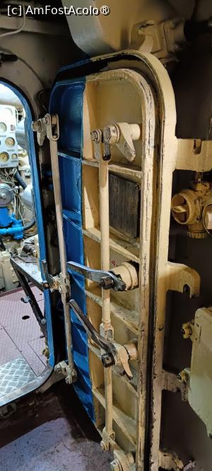 [P30] Ușă în interiorul submarinului. » foto by tata123 🔱
 - 
<span class="allrVoted glyphicon glyphicon-heart hidden" id="av1495994"></span>
<a class="m-l-10 hidden" id="sv1495994" onclick="voting_Foto_DelVot(,1495994,22501)" role="button">șterge vot <span class="glyphicon glyphicon-remove"></span></a>
<a id="v91495994" class=" c-red"  onclick="voting_Foto_SetVot(1495994)" role="button"><span class="glyphicon glyphicon-heart-empty"></span> <b>LIKE</b> = Votează poza</a> <img class="hidden"  id="f1495994W9" src="/imagini/loader.gif" border="0" /><span class="AjErrMes hidden" id="e1495994ErM"></span>