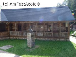 [P03] Una din aripile-anexă realizate în 1924 și bustul patriotului.  » foto by tata123 🔱
 - 
<span class="allrVoted glyphicon glyphicon-heart hidden" id="av1110878"></span>
<a class="m-l-10 hidden" id="sv1110878" onclick="voting_Foto_DelVot(,1110878,22522)" role="button">șterge vot <span class="glyphicon glyphicon-remove"></span></a>
<a id="v91110878" class=" c-red"  onclick="voting_Foto_SetVot(1110878)" role="button"><span class="glyphicon glyphicon-heart-empty"></span> <b>LIKE</b> = Votează poza</a> <img class="hidden"  id="f1110878W9" src="/imagini/loader.gif" border="0" /><span class="AjErrMes hidden" id="e1110878ErM"></span>