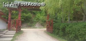 [P01] Intrarea Păstrăvăriei Brătioara, un loc frumos, în mijlocul pădurii. » foto by Aurici
 - 
<span class="allrVoted glyphicon glyphicon-heart hidden" id="av1298523"></span>
<a class="m-l-10 hidden" id="sv1298523" onclick="voting_Foto_DelVot(,1298523,22572)" role="button">șterge vot <span class="glyphicon glyphicon-remove"></span></a>
<a id="v91298523" class=" c-red"  onclick="voting_Foto_SetVot(1298523)" role="button"><span class="glyphicon glyphicon-heart-empty"></span> <b>LIKE</b> = Votează poza</a> <img class="hidden"  id="f1298523W9" src="/imagini/loader.gif" border="0" /><span class="AjErrMes hidden" id="e1298523ErM"></span>