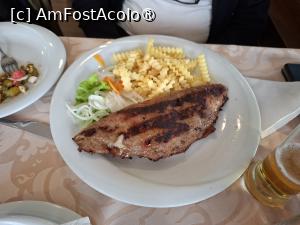 [P27] Ohrid, Restaurantul de la Stație, Masa noastră cu Pleșkavița umplută cu cașcaval și ea mare... » foto by mprofeanu
 - 
<span class="allrVoted glyphicon glyphicon-heart hidden" id="av1540135"></span>
<a class="m-l-10 hidden" id="sv1540135" onclick="voting_Foto_DelVot(,1540135,22630)" role="button">șterge vot <span class="glyphicon glyphicon-remove"></span></a>
<a id="v91540135" class=" c-red"  onclick="voting_Foto_SetVot(1540135)" role="button"><span class="glyphicon glyphicon-heart-empty"></span> <b>LIKE</b> = Votează poza</a> <img class="hidden"  id="f1540135W9" src="/imagini/loader.gif" border="0" /><span class="AjErrMes hidden" id="e1540135ErM"></span>