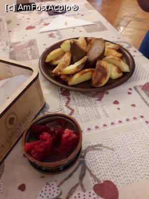 [P28] Mușchiuleț de porc la cuptor servit cu cartofi aurii și murături. » foto by billi68
 - 
<span class="allrVoted glyphicon glyphicon-heart hidden" id="av1174725"></span>
<a class="m-l-10 hidden" id="sv1174725" onclick="voting_Foto_DelVot(,1174725,22634)" role="button">șterge vot <span class="glyphicon glyphicon-remove"></span></a>
<a id="v91174725" class=" c-red"  onclick="voting_Foto_SetVot(1174725)" role="button"><span class="glyphicon glyphicon-heart-empty"></span> <b>LIKE</b> = Votează poza</a> <img class="hidden"  id="f1174725W9" src="/imagini/loader.gif" border="0" /><span class="AjErrMes hidden" id="e1174725ErM"></span>