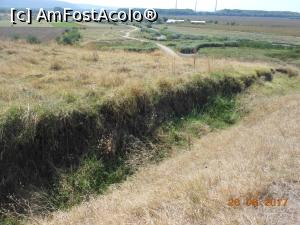 [P21] Zimnicea - Pe 'Dealul Cetății', șanțuri și perspectiva spre satul învecinat.  » foto by iulianic
 - 
<span class="allrVoted glyphicon glyphicon-heart hidden" id="av895609"></span>
<a class="m-l-10 hidden" id="sv895609" onclick="voting_Foto_DelVot(,895609,22671)" role="button">șterge vot <span class="glyphicon glyphicon-remove"></span></a>
<a id="v9895609" class=" c-red"  onclick="voting_Foto_SetVot(895609)" role="button"><span class="glyphicon glyphicon-heart-empty"></span> <b>LIKE</b> = Votează poza</a> <img class="hidden"  id="f895609W9" src="/imagini/loader.gif" border="0" /><span class="AjErrMes hidden" id="e895609ErM"></span>