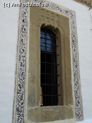 [P14] Ancadrament fereastră - Mănăstirea Govora.  » foto by tata123 🔱
 - 
<span class="allrVoted glyphicon glyphicon-heart hidden" id="av898369"></span>
<a class="m-l-10 hidden" id="sv898369" onclick="voting_Foto_DelVot(,898369,22678)" role="button">șterge vot <span class="glyphicon glyphicon-remove"></span></a>
<a id="v9898369" class=" c-red"  onclick="voting_Foto_SetVot(898369)" role="button"><span class="glyphicon glyphicon-heart-empty"></span> <b>LIKE</b> = Votează poza</a> <img class="hidden"  id="f898369W9" src="/imagini/loader.gif" border="0" /><span class="AjErrMes hidden" id="e898369ErM"></span>