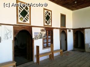 [P44] Casa Skënduli; holul cu intrările spre camere » foto by crismis
 - 
<span class="allrVoted glyphicon glyphicon-heart hidden" id="av901274"></span>
<a class="m-l-10 hidden" id="sv901274" onclick="voting_Foto_DelVot(,901274,22746)" role="button">șterge vot <span class="glyphicon glyphicon-remove"></span></a>
<a id="v9901274" class=" c-red"  onclick="voting_Foto_SetVot(901274)" role="button"><span class="glyphicon glyphicon-heart-empty"></span> <b>LIKE</b> = Votează poza</a> <img class="hidden"  id="f901274W9" src="/imagini/loader.gif" border="0" /><span class="AjErrMes hidden" id="e901274ErM"></span>
