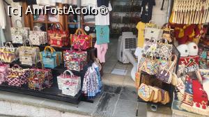 [P10] Localnicii numesc acest vechi bazar „Qafa e Pazarit” si cam asta reprezinta orasul vechi. Toate strazile care duc in orasul vechi se intalnesc aici. Istoria Bazarului dateaza din secolul al XVII-lea, un incendiu distrugand cea mai mare parte a vechiului bazar la sfarsitul secolului al XIX-lea, dupa care a fost complet reconstruit, ceea ce explica de ce cladirile au aceeasi arhitectura. Majoritatea caselor de la parter au fost transformate in cafenele, restaurante si magazine de suveniruri. » foto by geani anto
 - 
<span class="allrVoted glyphicon glyphicon-heart hidden" id="av1533156"></span>
<a class="m-l-10 hidden" id="sv1533156" onclick="voting_Foto_DelVot(,1533156,22746)" role="button">șterge vot <span class="glyphicon glyphicon-remove"></span></a>
<a id="v91533156" class=" c-red"  onclick="voting_Foto_SetVot(1533156)" role="button"><span class="glyphicon glyphicon-heart-empty"></span> <b>LIKE</b> = Votează poza</a> <img class="hidden"  id="f1533156W9" src="/imagini/loader.gif" border="0" /><span class="AjErrMes hidden" id="e1533156ErM"></span>