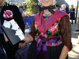 [P11] Biblia cu coperti e purtată de doamne pe un șnur, legată de mână... priviti partea de sus a costumului înflorat, specific satului.  » foto by mireille
 - 
<span class="allrVoted glyphicon glyphicon-heart hidden" id="av947875"></span>
<a class="m-l-10 hidden" id="sv947875" onclick="voting_Foto_DelVot(,947875,22918)" role="button">șterge vot <span class="glyphicon glyphicon-remove"></span></a>
<a id="v9947875" class=" c-red"  onclick="voting_Foto_SetVot(947875)" role="button"><span class="glyphicon glyphicon-heart-empty"></span> <b>LIKE</b> = Votează poza</a> <img class="hidden"  id="f947875W9" src="/imagini/loader.gif" border="0" /><span class="AjErrMes hidden" id="e947875ErM"></span>