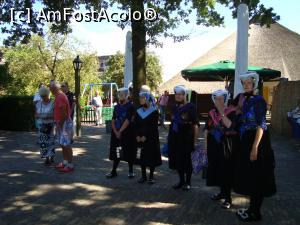 [P13] La taifas cu sătencele din Staphorst... în costume traditionale și cu biblia în mână.  » foto by mireille
 - 
<span class="allrVoted glyphicon glyphicon-heart hidden" id="av947877"></span>
<a class="m-l-10 hidden" id="sv947877" onclick="voting_Foto_DelVot(,947877,22918)" role="button">șterge vot <span class="glyphicon glyphicon-remove"></span></a>
<a id="v9947877" class=" c-red"  onclick="voting_Foto_SetVot(947877)" role="button"><span class="glyphicon glyphicon-heart-empty"></span> <b>LIKE</b> = Votează poza</a> <img class="hidden"  id="f947877W9" src="/imagini/loader.gif" border="0" /><span class="AjErrMes hidden" id="e947877ErM"></span>