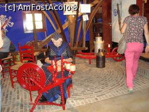 [P14] -demonstratie practică la războiul de țesut în incinta muzeului.  » foto by mireille
 - 
<span class="allrVoted glyphicon glyphicon-heart hidden" id="av947878"></span>
<a class="m-l-10 hidden" id="sv947878" onclick="voting_Foto_DelVot(,947878,22918)" role="button">șterge vot <span class="glyphicon glyphicon-remove"></span></a>
<a id="v9947878" class=" c-red"  onclick="voting_Foto_SetVot(947878)" role="button"><span class="glyphicon glyphicon-heart-empty"></span> <b>LIKE</b> = Votează poza</a> <img class="hidden"  id="f947878W9" src="/imagini/loader.gif" border="0" /><span class="AjErrMes hidden" id="e947878ErM"></span>