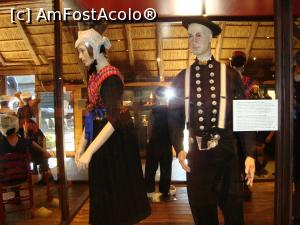 [P19] O vitrină centrală cu manechine -costume populare și intensitatea doliului » foto by mireille
 - 
<span class="allrVoted glyphicon glyphicon-heart hidden" id="av947883"></span>
<a class="m-l-10 hidden" id="sv947883" onclick="voting_Foto_DelVot(,947883,22918)" role="button">șterge vot <span class="glyphicon glyphicon-remove"></span></a>
<a id="v9947883" class=" c-red"  onclick="voting_Foto_SetVot(947883)" role="button"><span class="glyphicon glyphicon-heart-empty"></span> <b>LIKE</b> = Votează poza</a> <img class="hidden"  id="f947883W9" src="/imagini/loader.gif" border="0" /><span class="AjErrMes hidden" id="e947883ErM"></span>