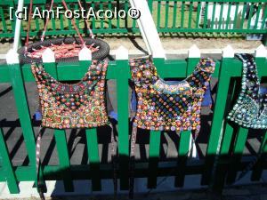 [P20] pe garduri sunt expuse la vănzare piesele numite Kraplak, care se leagă peste bust, cu bretele.  » foto by mireille
 - 
<span class="allrVoted glyphicon glyphicon-heart hidden" id="av947884"></span>
<a class="m-l-10 hidden" id="sv947884" onclick="voting_Foto_DelVot(,947884,22918)" role="button">șterge vot <span class="glyphicon glyphicon-remove"></span></a>
<a id="v9947884" class=" c-red"  onclick="voting_Foto_SetVot(947884)" role="button"><span class="glyphicon glyphicon-heart-empty"></span> <b>LIKE</b> = Votează poza</a> <img class="hidden"  id="f947884W9" src="/imagini/loader.gif" border="0" /><span class="AjErrMes hidden" id="e947884ErM"></span>