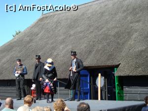 [P04] In curtea muzeului local -paradă de costume traditionale unice - tanti ridică fusta să se vadă juponul roșu... doar Adam află ce se ascunde sub ea...  » foto by mireille
 - 
<span class="allrVoted glyphicon glyphicon-heart hidden" id="av947868"></span>
<a class="m-l-10 hidden" id="sv947868" onclick="voting_Foto_DelVot(,947868,22918)" role="button">șterge vot <span class="glyphicon glyphicon-remove"></span></a>
<a id="v9947868" class=" c-red"  onclick="voting_Foto_SetVot(947868)" role="button"><span class="glyphicon glyphicon-heart-empty"></span> <b>LIKE</b> = Votează poza</a> <img class="hidden"  id="f947868W9" src="/imagini/loader.gif" border="0" /><span class="AjErrMes hidden" id="e947868ErM"></span>