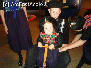 [P07] O familie adorabilă la muzeul local... doamnele poartă fuste lungi si pantofi negri cu cataramă, în cap tinerele au o cască argintie.  » foto by mireille
 - 
<span class="allrVoted glyphicon glyphicon-heart hidden" id="av947871"></span>
<a class="m-l-10 hidden" id="sv947871" onclick="voting_Foto_DelVot(,947871,22918)" role="button">șterge vot <span class="glyphicon glyphicon-remove"></span></a>
<a id="v9947871" class=" c-red"  onclick="voting_Foto_SetVot(947871)" role="button"><span class="glyphicon glyphicon-heart-empty"></span> <b>LIKE</b> = Votează poza</a> <img class="hidden"  id="f947871W9" src="/imagini/loader.gif" border="0" /><span class="AjErrMes hidden" id="e947871ErM"></span>