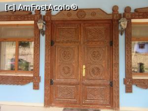 [P04] Uşă de lemn sculptată la vila Etnica » foto by Michi
 - 
<span class="allrVoted glyphicon glyphicon-heart hidden" id="av918637"></span>
<a class="m-l-10 hidden" id="sv918637" onclick="voting_Foto_DelVot(,918637,22969)" role="button">șterge vot <span class="glyphicon glyphicon-remove"></span></a>
<a id="v9918637" class=" c-red"  onclick="voting_Foto_SetVot(918637)" role="button"><span class="glyphicon glyphicon-heart-empty"></span> <b>LIKE</b> = Votează poza</a> <img class="hidden"  id="f918637W9" src="/imagini/loader.gif" border="0" /><span class="AjErrMes hidden" id="e918637ErM"></span>