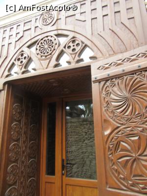 [P05] Uşă sculptată de lemn la Vila Etnica » foto by Michi
 - 
<span class="allrVoted glyphicon glyphicon-heart hidden" id="av918638"></span>
<a class="m-l-10 hidden" id="sv918638" onclick="voting_Foto_DelVot(,918638,22969)" role="button">șterge vot <span class="glyphicon glyphicon-remove"></span></a>
<a id="v9918638" class=" c-red"  onclick="voting_Foto_SetVot(918638)" role="button"><span class="glyphicon glyphicon-heart-empty"></span> <b>LIKE</b> = Votează poza</a> <img class="hidden"  id="f918638W9" src="/imagini/loader.gif" border="0" /><span class="AjErrMes hidden" id="e918638ErM"></span>