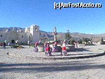 [P28] in satul Yanque, unde am asteptat sa vina alti turisti, pt a fi transferati la noi in masina. In acest timp, fete si baieti, in ritmul muzicii cantate la megafoanele de la biserica, faceau un dans traditional, in jurul fantanii » foto by grecudoina
 - 
<span class="allrVoted glyphicon glyphicon-heart hidden" id="av399433"></span>
<a class="m-l-10 hidden" id="sv399433" onclick="voting_Foto_DelVot(,399433,22989)" role="button">șterge vot <span class="glyphicon glyphicon-remove"></span></a>
<a id="v9399433" class=" c-red"  onclick="voting_Foto_SetVot(399433)" role="button"><span class="glyphicon glyphicon-heart-empty"></span> <b>LIKE</b> = Votează poza</a> <img class="hidden"  id="f399433W9" src="/imagini/loader.gif" border="0" /><span class="AjErrMes hidden" id="e399433ErM"></span>