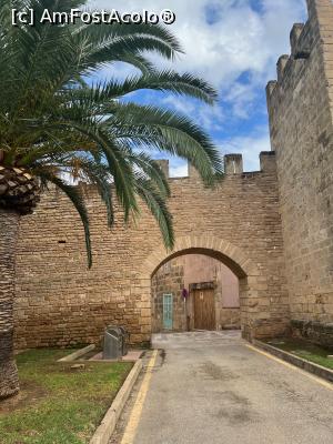 [P23] intrarea in cetatea Alcudia » foto by ailynuka
 - 
<span class="allrVoted glyphicon glyphicon-heart hidden" id="av1328173"></span>
<a class="m-l-10 hidden" id="sv1328173" onclick="voting_Foto_DelVot(,1328173,23018)" role="button">șterge vot <span class="glyphicon glyphicon-remove"></span></a>
<a id="v91328173" class=" c-red"  onclick="voting_Foto_SetVot(1328173)" role="button"><span class="glyphicon glyphicon-heart-empty"></span> <b>LIKE</b> = Votează poza</a> <img class="hidden"  id="f1328173W9" src="/imagini/loader.gif" border="0" /><span class="AjErrMes hidden" id="e1328173ErM"></span>