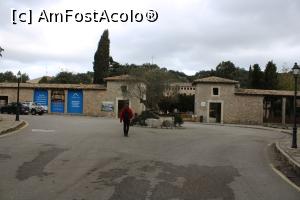 [P07] Mallorca, Mănăstirea Santuari de Lluc, Intrarea în complex, are o imensă curte 
interioară... » foto by mprofeanu
 - 
<span class="allrVoted glyphicon glyphicon-heart hidden" id="av1301699"></span>
<a class="m-l-10 hidden" id="sv1301699" onclick="voting_Foto_DelVot(,1301699,23018)" role="button">șterge vot <span class="glyphicon glyphicon-remove"></span></a>
<a id="v91301699" class=" c-red"  onclick="voting_Foto_SetVot(1301699)" role="button"><span class="glyphicon glyphicon-heart-empty"></span> <b>LIKE</b> = Votează poza</a> <img class="hidden"  id="f1301699W9" src="/imagini/loader.gif" border="0" /><span class="AjErrMes hidden" id="e1301699ErM"></span>