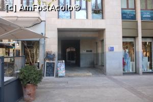 [P17] Mallorca, Manacor, Plaça del Rector Rubí, lângă măslin este intrarea la Torre del Palau, de fapt este o curte interioară unde este turnul.... » foto by mprofeanu
 - 
<span class="allrVoted glyphicon glyphicon-heart hidden" id="av1304053"></span>
<a class="m-l-10 hidden" id="sv1304053" onclick="voting_Foto_DelVot(,1304053,23018)" role="button">șterge vot <span class="glyphicon glyphicon-remove"></span></a>
<a id="v91304053" class=" c-red"  onclick="voting_Foto_SetVot(1304053)" role="button"><span class="glyphicon glyphicon-heart-empty"></span> <b>LIKE</b> = Votează poza</a> <img class="hidden"  id="f1304053W9" src="/imagini/loader.gif" border="0" /><span class="AjErrMes hidden" id="e1304053ErM"></span>