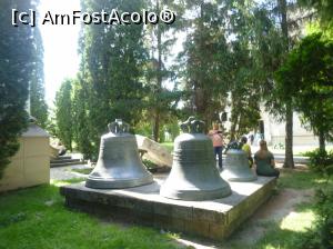 [P35] 35. Platforma cu cele trei clopote. Cel din prim plan este cel re-turnat în timpul Regelui Carol I.  » foto by msnd
 - 
<span class="allrVoted glyphicon glyphicon-heart hidden" id="av972279"></span>
<a class="m-l-10 hidden" id="sv972279" onclick="voting_Foto_DelVot(,972279,23025)" role="button">șterge vot <span class="glyphicon glyphicon-remove"></span></a>
<a id="v9972279" class=" c-red"  onclick="voting_Foto_SetVot(972279)" role="button"><span class="glyphicon glyphicon-heart-empty"></span> <b>LIKE</b> = Votează poza</a> <img class="hidden"  id="f972279W9" src="/imagini/loader.gif" border="0" /><span class="AjErrMes hidden" id="e972279ErM"></span>