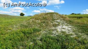 [P07] Domul vulcanului 2. Acest aparat ar fi format nu prin depuneri succesive, ci prin bombarea crustei noroioase. Pe flancul nordic se vede curgerea argiloasă recentă.  » foto by Lucien
 - 
<span class="allrVoted glyphicon glyphicon-heart hidden" id="av964745"></span>
<a class="m-l-10 hidden" id="sv964745" onclick="voting_Foto_DelVot(,964745,23038)" role="button">șterge vot <span class="glyphicon glyphicon-remove"></span></a>
<a id="v9964745" class=" c-red"  onclick="voting_Foto_SetVot(964745)" role="button"><span class="glyphicon glyphicon-heart-empty"></span> <b>LIKE</b> = Votează poza</a> <img class="hidden"  id="f964745W9" src="/imagini/loader.gif" border="0" /><span class="AjErrMes hidden" id="e964745ErM"></span>