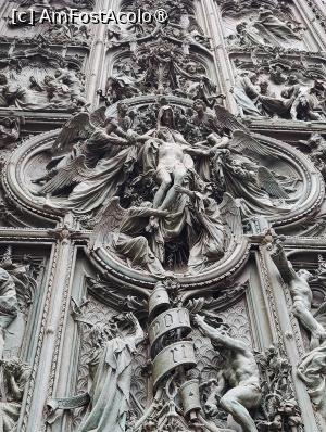 [P49] Domul din Milano; detaliu ușă bronz » foto by crismis
 - 
<span class="allrVoted glyphicon glyphicon-heart hidden" id="av1485197"></span>
<a class="m-l-10 hidden" id="sv1485197" onclick="voting_Foto_DelVot(,1485197,23051)" role="button">șterge vot <span class="glyphicon glyphicon-remove"></span></a>
<a id="v91485197" class=" c-red"  onclick="voting_Foto_SetVot(1485197)" role="button"><span class="glyphicon glyphicon-heart-empty"></span> <b>LIKE</b> = Votează poza</a> <img class="hidden"  id="f1485197W9" src="/imagini/loader.gif" border="0" /><span class="AjErrMes hidden" id="e1485197ErM"></span>