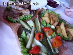 [P06] Platoul drumetului pentru 2 persoane cu ceafa, cotlet, pulpa, carnaciori, mici, muraturi si cartofi taranesti » foto by fredutza
 - 
<span class="allrVoted glyphicon glyphicon-heart hidden" id="av935985"></span>
<a class="m-l-10 hidden" id="sv935985" onclick="voting_Foto_DelVot(,935985,23159)" role="button">șterge vot <span class="glyphicon glyphicon-remove"></span></a>
<a id="v9935985" class=" c-red"  onclick="voting_Foto_SetVot(935985)" role="button"><span class="glyphicon glyphicon-heart-empty"></span> <b>LIKE</b> = Votează poza</a> <img class="hidden"  id="f935985W9" src="/imagini/loader.gif" border="0" /><span class="AjErrMes hidden" id="e935985ErM"></span>