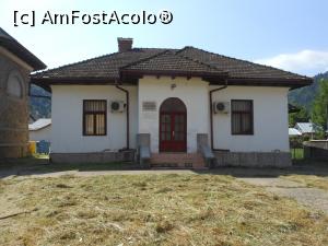 [P04] Muzeul de Artă “Iulia Hălăucescu” - Tarcău. Clădirea vechii școli, azi muzeu. » foto by iulianic
 - 
<span class="allrVoted glyphicon glyphicon-heart hidden" id="av1175062"></span>
<a class="m-l-10 hidden" id="sv1175062" onclick="voting_Foto_DelVot(,1175062,23204)" role="button">șterge vot <span class="glyphicon glyphicon-remove"></span></a>
<a id="v91175062" class=" c-red"  onclick="voting_Foto_SetVot(1175062)" role="button"><span class="glyphicon glyphicon-heart-empty"></span> <b>LIKE</b> = Votează poza</a> <img class="hidden"  id="f1175062W9" src="/imagini/loader.gif" border="0" /><span class="AjErrMes hidden" id="e1175062ErM"></span>