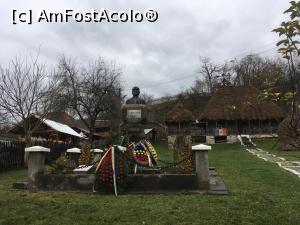 [P09] Bustul lui Crisan, in fundal casa acestuia.  » foto by RossoNerro
 - 
<span class="allrVoted glyphicon glyphicon-heart hidden" id="av928625"></span>
<a class="m-l-10 hidden" id="sv928625" onclick="voting_Foto_DelVot(,928625,23213)" role="button">șterge vot <span class="glyphicon glyphicon-remove"></span></a>
<a id="v9928625" class=" c-red"  onclick="voting_Foto_SetVot(928625)" role="button"><span class="glyphicon glyphicon-heart-empty"></span> <b>LIKE</b> = Votează poza</a> <img class="hidden"  id="f928625W9" src="/imagini/loader.gif" border="0" /><span class="AjErrMes hidden" id="e928625ErM"></span>