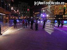 [P10] Patinoarul din Karlsplatz. Se văd, pe marginea din stînga, și pavilioanele cu mese, unde se vindeau sau se consumau gustări și băuturi » foto by abancor
 - 
<span class="allrVoted glyphicon glyphicon-heart hidden" id="av408554"></span>
<a class="m-l-10 hidden" id="sv408554" onclick="voting_Foto_DelVot(,408554,23259)" role="button">șterge vot <span class="glyphicon glyphicon-remove"></span></a>
<a id="v9408554" class=" c-red"  onclick="voting_Foto_SetVot(408554)" role="button"><span class="glyphicon glyphicon-heart-empty"></span> <b>LIKE</b> = Votează poza</a> <img class="hidden"  id="f408554W9" src="/imagini/loader.gif" border="0" /><span class="AjErrMes hidden" id="e408554ErM"></span>