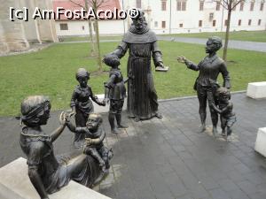 [P17] Frumos grup statuar, în cetate.  » foto by maryka
 - 
<span class="allrVoted glyphicon glyphicon-heart hidden" id="av951550"></span>
<a class="m-l-10 hidden" id="sv951550" onclick="voting_Foto_DelVot(,951550,23389)" role="button">șterge vot <span class="glyphicon glyphicon-remove"></span></a>
<a id="v9951550" class=" c-red"  onclick="voting_Foto_SetVot(951550)" role="button"><span class="glyphicon glyphicon-heart-empty"></span> <b>LIKE</b> = Votează poza</a> <img class="hidden"  id="f951550W9" src="/imagini/loader.gif" border="0" /><span class="AjErrMes hidden" id="e951550ErM"></span>