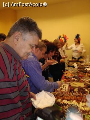 [P04] Adrian degustând produse ”tradiționale” la standul Bucureștiului, pe care l-am votat - și a ieșit pe ultimul loc la concursul gastronomic!  » foto by Carmen Ion
 - 
<span class="allrVoted glyphicon glyphicon-heart hidden" id="av950706"></span>
<a class="m-l-10 hidden" id="sv950706" onclick="voting_Foto_DelVot(,950706,23389)" role="button">șterge vot <span class="glyphicon glyphicon-remove"></span></a>
<a id="v9950706" class=" c-red"  onclick="voting_Foto_SetVot(950706)" role="button"><span class="glyphicon glyphicon-heart-empty"></span> <b>LIKE</b> = Votează poza</a> <img class="hidden"  id="f950706W9" src="/imagini/loader.gif" border="0" /><span class="AjErrMes hidden" id="e950706ErM"></span>