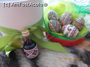 [P18] Mihaelab a dat pentru tombolă și au nimerit la mine, ouă încondeiate, superbe! Și ca să fie complet darul și o sticluță cu ceva bun di tăt, natural!  » foto by elviramvio
 - 
<span class="allrVoted glyphicon glyphicon-heart hidden" id="av951223"></span>
<a class="m-l-10 hidden" id="sv951223" onclick="voting_Foto_DelVot(,951223,23389)" role="button">șterge vot <span class="glyphicon glyphicon-remove"></span></a>
<a id="v9951223" class=" c-red"  onclick="voting_Foto_SetVot(951223)" role="button"><span class="glyphicon glyphicon-heart-empty"></span> <b>LIKE</b> = Votează poza</a> <img class="hidden"  id="f951223W9" src="/imagini/loader.gif" border="0" /><span class="AjErrMes hidden" id="e951223ErM"></span>