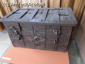 [P18] Muzeul Unirii. E faină lada! Or fi în ea documentele unirii? Hai să cumpărăm două lacăte pentru ea, că onor guvernul nu are bani și pentru asta.  » foto by mihaelavoicu
 - 
<span class="allrVoted glyphicon glyphicon-heart hidden" id="av950849"></span>
<a class="m-l-10 hidden" id="sv950849" onclick="voting_Foto_DelVot(,950849,23389)" role="button">șterge vot <span class="glyphicon glyphicon-remove"></span></a>
<a id="v9950849" class=" c-red"  onclick="voting_Foto_SetVot(950849)" role="button"><span class="glyphicon glyphicon-heart-empty"></span> <b>LIKE</b> = Votează poza</a> <img class="hidden"  id="f950849W9" src="/imagini/loader.gif" border="0" /><span class="AjErrMes hidden" id="e950849ErM"></span>