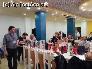 [P24] Încet, încet, punguţele de pe masă îşi găsesc noi proprietari...  » foto by kelyboy
 - 
<span class="allrVoted glyphicon glyphicon-heart hidden" id="av953785"></span>
<a class="m-l-10 hidden" id="sv953785" onclick="voting_Foto_DelVot(,953785,23389)" role="button">șterge vot <span class="glyphicon glyphicon-remove"></span></a>
<a id="v9953785" class=" c-red"  onclick="voting_Foto_SetVot(953785)" role="button"><span class="glyphicon glyphicon-heart-empty"></span> <b>LIKE</b> = Votează poza</a> <img class="hidden"  id="f953785W9" src="/imagini/loader.gif" border="0" /><span class="AjErrMes hidden" id="e953785ErM"></span>