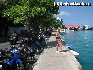 [P17] Ne hidratam bine deoarece era foarte cald chiar daca suntem pe malul apei. Se pot observa si scuterele care aici nu erau chiar asa multe.  » foto by expertu
 - 
<span class="allrVoted glyphicon glyphicon-heart hidden" id="av484523"></span>
<a class="m-l-10 hidden" id="sv484523" onclick="voting_Foto_DelVot(,484523,23464)" role="button">șterge vot <span class="glyphicon glyphicon-remove"></span></a>
<a id="v9484523" class=" c-red"  onclick="voting_Foto_SetVot(484523)" role="button"><span class="glyphicon glyphicon-heart-empty"></span> <b>LIKE</b> = Votează poza</a> <img class="hidden"  id="f484523W9" src="/imagini/loader.gif" border="0" /><span class="AjErrMes hidden" id="e484523ErM"></span>