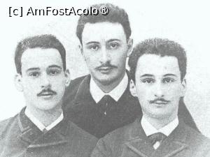 [P63] 63. Fiii lui Ion C. Brătianu, reprezentantii grupului statuar „La Vulturi”. Se vede cât de bine seamănă între ei.” » foto by doinafil
 - 
<span class="allrVoted glyphicon glyphicon-heart hidden" id="av1504301"></span>
<a class="m-l-10 hidden" id="sv1504301" onclick="voting_Foto_DelVot(,1504301,23475)" role="button">șterge vot <span class="glyphicon glyphicon-remove"></span></a>
<a id="v91504301" class=" c-red"  onclick="voting_Foto_SetVot(1504301)" role="button"><span class="glyphicon glyphicon-heart-empty"></span> <b>LIKE</b> = Votează poza</a> <img class="hidden"  id="f1504301W9" src="/imagini/loader.gif" border="0" /><span class="AjErrMes hidden" id="e1504301ErM"></span>