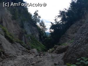 [P03] Se poate înțelege de ce mai jos, a fost necesar un brainstorming, pentru a decide dacă mai merită să urcăm sau nu. Răsplata nu a întârziat să apară: ne aflăm în micul circ stâncos dinspre capăt, cu obiectivul spre aval. » foto by Qvadratvus
 - 
<span class="allrVoted glyphicon glyphicon-heart hidden" id="av1259765"></span>
<a class="m-l-10 hidden" id="sv1259765" onclick="voting_Foto_DelVot(,1259765,23619)" role="button">șterge vot <span class="glyphicon glyphicon-remove"></span></a>
<a id="v91259765" class=" c-red"  onclick="voting_Foto_SetVot(1259765)" role="button"><span class="glyphicon glyphicon-heart-empty"></span> <b>LIKE</b> = Votează poza</a> <img class="hidden"  id="f1259765W9" src="/imagini/loader.gif" border="0" /><span class="AjErrMes hidden" id="e1259765ErM"></span>