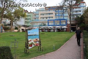 [P01] Sozopol, Intrarea în Hotel-Restaurantul Selena, se vede terasa și hotelul în spatele ei... » foto by mprofeanu
 - 
<span class="allrVoted glyphicon glyphicon-heart hidden" id="av1202112"></span>
<a class="m-l-10 hidden" id="sv1202112" onclick="voting_Foto_DelVot(,1202112,23791)" role="button">șterge vot <span class="glyphicon glyphicon-remove"></span></a>
<a id="v91202112" class=" c-red"  onclick="voting_Foto_SetVot(1202112)" role="button"><span class="glyphicon glyphicon-heart-empty"></span> <b>LIKE</b> = Votează poza</a> <img class="hidden"  id="f1202112W9" src="/imagini/loader.gif" border="0" /><span class="AjErrMes hidden" id="e1202112ErM"></span>