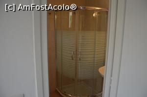 [P18] Cabina de duş din camera hotelului Athineon Boutique din Nidri, Lefkada, Grecia.  » foto by traian.leuca †
 - 
<span class="allrVoted glyphicon glyphicon-heart hidden" id="av981045"></span>
<a class="m-l-10 hidden" id="sv981045" onclick="voting_Foto_DelVot(,981045,23898)" role="button">șterge vot <span class="glyphicon glyphicon-remove"></span></a>
<a id="v9981045" class=" c-red"  onclick="voting_Foto_SetVot(981045)" role="button"><span class="glyphicon glyphicon-heart-empty"></span> <b>LIKE</b> = Votează poza</a> <img class="hidden"  id="f981045W9" src="/imagini/loader.gif" border="0" /><span class="AjErrMes hidden" id="e981045ErM"></span>