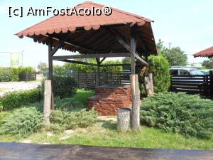 [P19] Valea Călugărească - Pensiunea Feteasca Neagră. Lângă poartă și șopronul-terasă.  » foto by iulianic
 - 
<span class="allrVoted glyphicon glyphicon-heart hidden" id="av981560"></span>
<a class="m-l-10 hidden" id="sv981560" onclick="voting_Foto_DelVot(,981560,23913)" role="button">șterge vot <span class="glyphicon glyphicon-remove"></span></a>
<a id="v9981560" class=" c-red"  onclick="voting_Foto_SetVot(981560)" role="button"><span class="glyphicon glyphicon-heart-empty"></span> <b>LIKE</b> = Votează poza</a> <img class="hidden"  id="f981560W9" src="/imagini/loader.gif" border="0" /><span class="AjErrMes hidden" id="e981560ErM"></span>