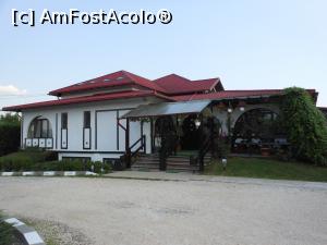 [P02] Valea Călugărească - Pensiunea Feteasca Neagră. Intrarea principală.  » foto by iulianic
 - 
<span class="allrVoted glyphicon glyphicon-heart hidden" id="av981543"></span>
<a class="m-l-10 hidden" id="sv981543" onclick="voting_Foto_DelVot(,981543,23913)" role="button">șterge vot <span class="glyphicon glyphicon-remove"></span></a>
<a id="v9981543" class=" c-red"  onclick="voting_Foto_SetVot(981543)" role="button"><span class="glyphicon glyphicon-heart-empty"></span> <b>LIKE</b> = Votează poza</a> <img class="hidden"  id="f981543W9" src="/imagini/loader.gif" border="0" /><span class="AjErrMes hidden" id="e981543ErM"></span>