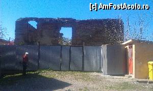 [P17] Opoartă de intrare (cea de lângă primărie) la ruinele conacului Matei şi Toma Cantacuzino din Filipeşti de Pădure, jud. Prahova.  » foto by traian.leuca †
 - 
<span class="allrVoted glyphicon glyphicon-heart hidden" id="av415016"></span>
<a class="m-l-10 hidden" id="sv415016" onclick="voting_Foto_DelVot(,415016,23926)" role="button">șterge vot <span class="glyphicon glyphicon-remove"></span></a>
<a id="v9415016" class=" c-red"  onclick="voting_Foto_SetVot(415016)" role="button"><span class="glyphicon glyphicon-heart-empty"></span> <b>LIKE</b> = Votează poza</a> <img class="hidden"  id="f415016W9" src="/imagini/loader.gif" border="0" /><span class="AjErrMes hidden" id="e415016ErM"></span>