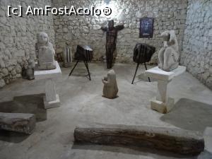 [P20] Imagine din expoziția permanentă dedicată sculptorului George Apostu - Sângeru, Prahova.  » foto by tata123 🔱
 - 
<span class="allrVoted glyphicon glyphicon-heart hidden" id="av998034"></span>
<a class="m-l-10 hidden" id="sv998034" onclick="voting_Foto_DelVot(,998034,23926)" role="button">șterge vot <span class="glyphicon glyphicon-remove"></span></a>
<a id="v9998034" class=" c-red"  onclick="voting_Foto_SetVot(998034)" role="button"><span class="glyphicon glyphicon-heart-empty"></span> <b>LIKE</b> = Votează poza</a> <img class="hidden"  id="f998034W9" src="/imagini/loader.gif" border="0" /><span class="AjErrMes hidden" id="e998034ErM"></span>