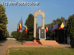 [P40] Fetești - Monumentul Eroilor.  » foto by iulianic
 - 
<span class="allrVoted glyphicon glyphicon-heart hidden" id="av1001344"></span>
<a class="m-l-10 hidden" id="sv1001344" onclick="voting_Foto_DelVot(,1001344,24182)" role="button">șterge vot <span class="glyphicon glyphicon-remove"></span></a>
<a id="v91001344" class=" c-red"  onclick="voting_Foto_SetVot(1001344)" role="button"><span class="glyphicon glyphicon-heart-empty"></span> <b>LIKE</b> = Votează poza</a> <img class="hidden"  id="f1001344W9" src="/imagini/loader.gif" border="0" /><span class="AjErrMes hidden" id="e1001344ErM"></span>
