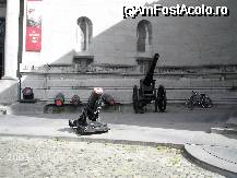 [P16] La intrarea în Muzeul Regal al Armatei şi al Istoriei Militare, tunuri şi obuziere » foto by Costi
 - 
<span class="allrVoted glyphicon glyphicon-heart hidden" id="av25395"></span>
<a class="m-l-10 hidden" id="sv25395" onclick="voting_Foto_DelVot(,25395,24451)" role="button">șterge vot <span class="glyphicon glyphicon-remove"></span></a>
<a id="v925395" class=" c-red"  onclick="voting_Foto_SetVot(25395)" role="button"><span class="glyphicon glyphicon-heart-empty"></span> <b>LIKE</b> = Votează poza</a> <img class="hidden"  id="f25395W9" src="/imagini/loader.gif" border="0" /><span class="AjErrMes hidden" id="e25395ErM"></span>