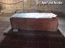 [P21] Biserica Domnească Sfântul Nicolae , Curtea de Argeș-sarcofagul de piatră atribuit cândva lui Negru Vodă, actualmente lui Vladislav I Voicu » foto by mariana.olaru
 - 
<span class="allrVoted glyphicon glyphicon-heart hidden" id="av281004"></span>
<a class="m-l-10 hidden" id="sv281004" onclick="voting_Foto_DelVot(,281004,24639)" role="button">șterge vot <span class="glyphicon glyphicon-remove"></span></a>
<a id="v9281004" class=" c-red"  onclick="voting_Foto_SetVot(281004)" role="button"><span class="glyphicon glyphicon-heart-empty"></span> <b>LIKE</b> = Votează poza</a> <img class="hidden"  id="f281004W9" src="/imagini/loader.gif" border="0" /><span class="AjErrMes hidden" id="e281004ErM"></span>