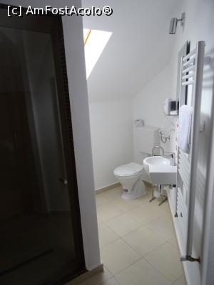 [P13] Baie cameră mansardă - Vila Matia Resort, Alba Iulia.  » foto by tata123 🔱
 - 
<span class="allrVoted glyphicon glyphicon-heart hidden" id="av1068283"></span>
<a class="m-l-10 hidden" id="sv1068283" onclick="voting_Foto_DelVot(,1068283,24674)" role="button">șterge vot <span class="glyphicon glyphicon-remove"></span></a>
<a id="v91068283" class=" c-red"  onclick="voting_Foto_SetVot(1068283)" role="button"><span class="glyphicon glyphicon-heart-empty"></span> <b>LIKE</b> = Votează poza</a> <img class="hidden"  id="f1068283W9" src="/imagini/loader.gif" border="0" /><span class="AjErrMes hidden" id="e1068283ErM"></span>