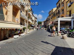 [P17] Via Umberto I, una dintre arterele principale ale orașului vechi Tropea » foto by crismis
 - 
<span class="allrVoted glyphicon glyphicon-heart hidden" id="av1499018"></span>
<a class="m-l-10 hidden" id="sv1499018" onclick="voting_Foto_DelVot(,1499018,24692)" role="button">șterge vot <span class="glyphicon glyphicon-remove"></span></a>
<a id="v91499018" class=" c-red"  onclick="voting_Foto_SetVot(1499018)" role="button"><span class="glyphicon glyphicon-heart-empty"></span> <b>LIKE</b> = Votează poza</a> <img class="hidden"  id="f1499018W9" src="/imagini/loader.gif" border="0" /><span class="AjErrMes hidden" id="e1499018ErM"></span>